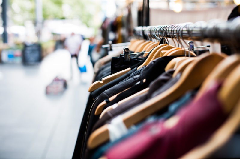 boutique-LA LONDE LES MAURES-min_blur_close_up_focus_hanger_jacket_market_people_rack-1176303